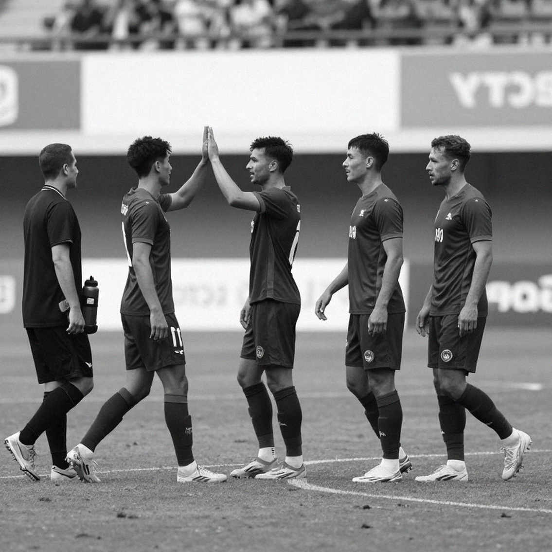 Quãng đường di chuyển và cái bẫy “nỗ lực” mà V.League tự dệt